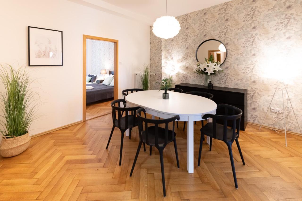 Luxury In Prime Location Apartament *