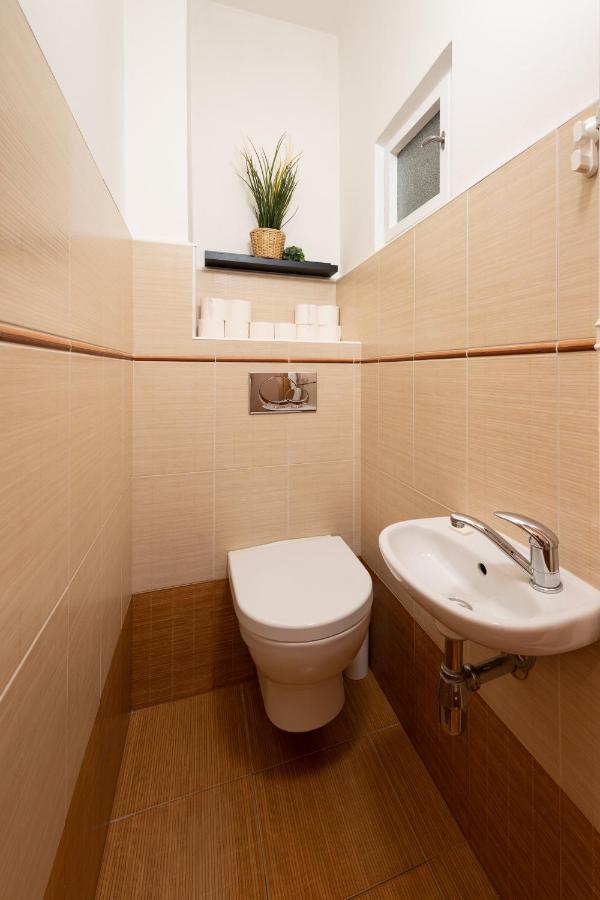 Luxury In Prime Location Apartament